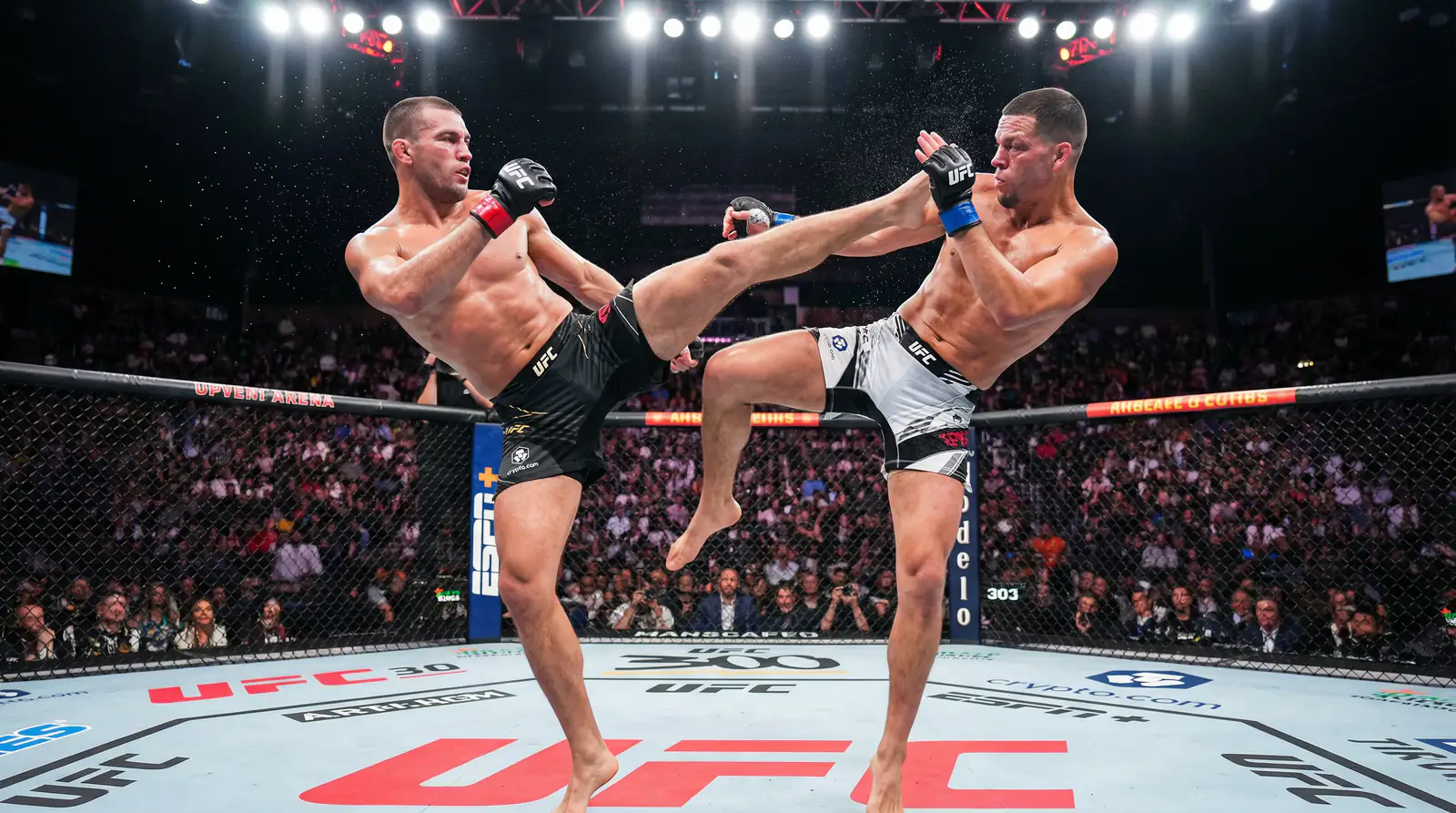 Luchadores de MMA combatiendo en el octágono durante un evento en vivo de UFC